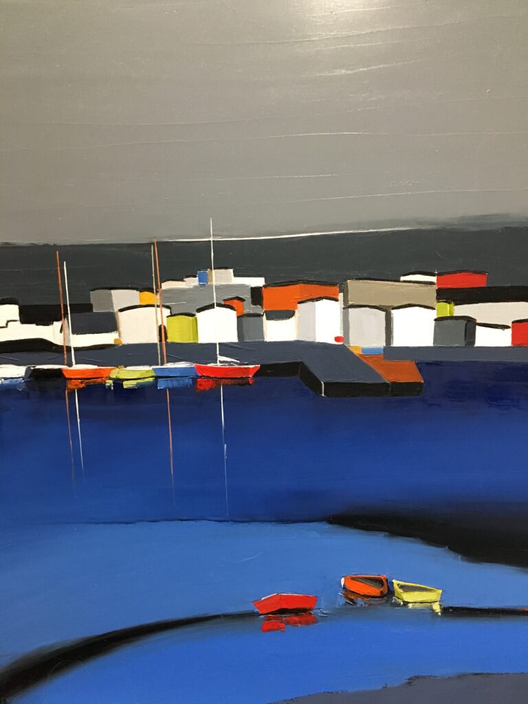 Explorez cette superbe peinture à l'huile exposée à la galerie de Michèle Mauguen à Pont-Aven, en plein cœur du Finistère en Bretagne. L'œuvre capture la splendeur de la côte bretonne, mettant en scène un paisible port de plaisance et des bateaux, offrant une représentation artistique immersive de la beauté naturelle du Finistère.